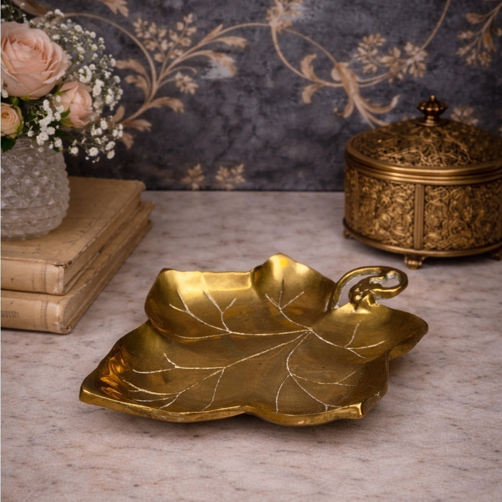 Vintage Solid Brass Leaf Dish Trinket Tray MCM Hollywood Regency Decor - Picture 1 of 9